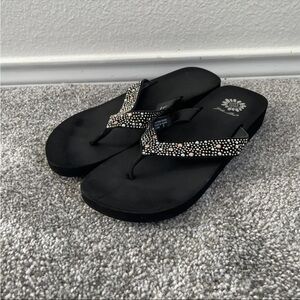 Yellow Box Flip Flops Womens Size 8 Black Leather Studded Silver/ Bronze Sandals